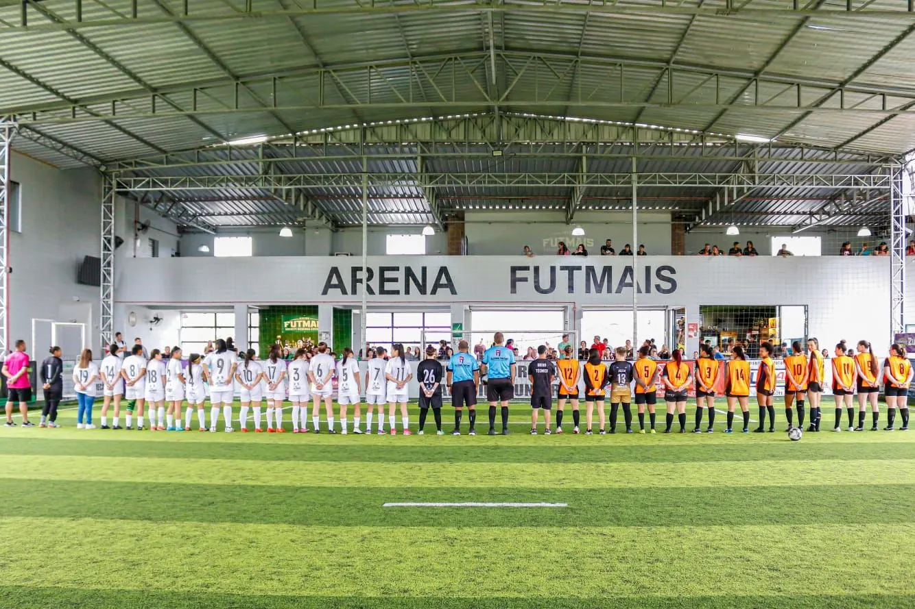 Quadra coberta da Arena Futmais com equipes alinhadas antes da partida
