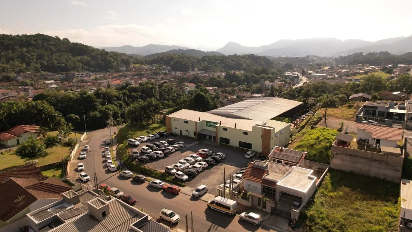 Vista aérea da Arena Futmais e do estacionamento
